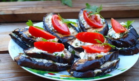 баклажаны запеченные на гриле с адыгейским сыром