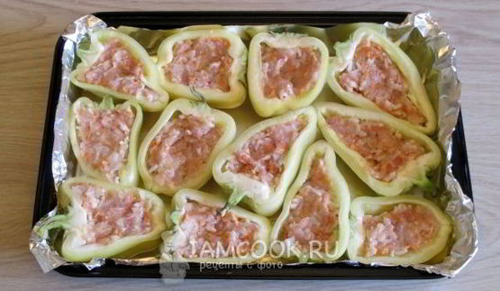 фаршированные половинки перца в духовке