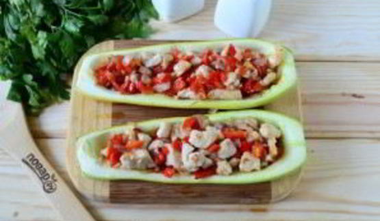 кабачки, фаршированные куриной грудкой