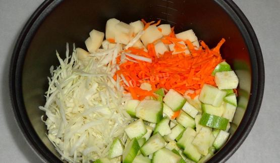 кабачки с капустой и картошкой в мультиварке