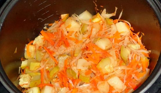кабачки с капустой и картошкой в мультиварке