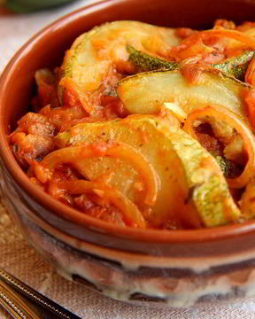 Кабачки в томатно-луковом соусе