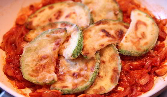 кабачки в томатно-луковом соусе