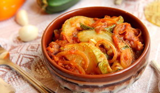 кабачки в томатно-луковом соусе