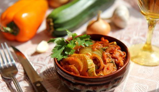 кабачки в томатно-луковом соусе