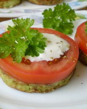 Кабачки, жареные с чесноком и помидорами