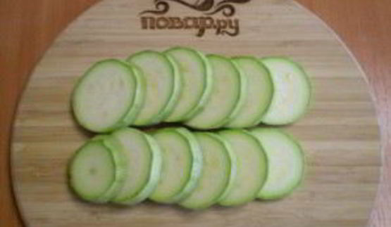 кабачки, жареные с чесноком и помидорами