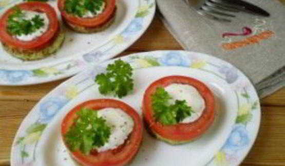 кабачки, жареные с чесноком и помидорами