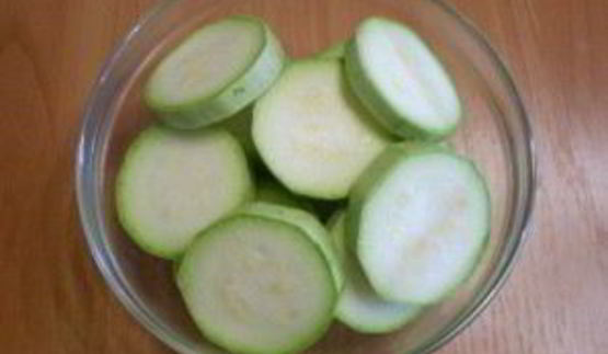 кабачки, жареные с чесноком и помидорами