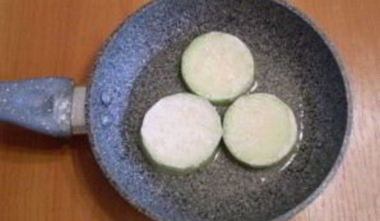 кабачки, жареные с чесноком и помидорами