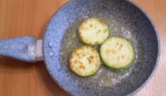 кабачки, жареные с чесноком и помидорами