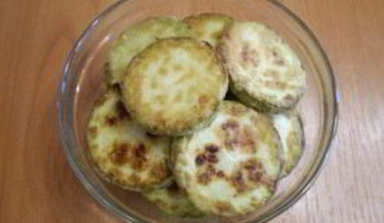 кабачки, жареные с чесноком и помидорами