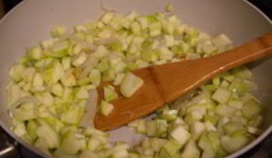 кабачки жареные с чесноком и яйцом