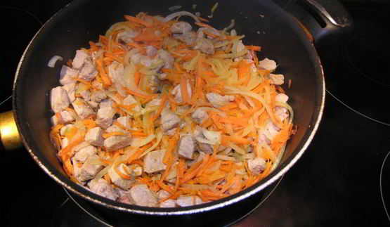 капуста, тушенная со свининой