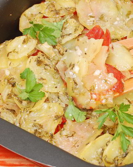 Рецепт картофеля, запеченного с луком, чесноком и помидорами