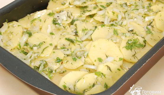 картофель, запеченный с луком, чесноком и помидорами