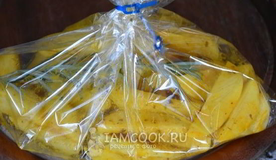 картофель, запеченный в рукаве