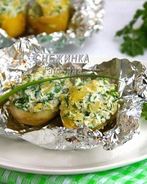 Печеный картофель, фаршированный начинкой из рикотты, шпината и зелени