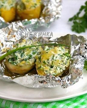 Печеный картофель, фаршированный начинкой из рикотты, шпината и зелени