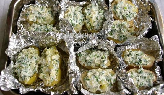 печеный картофель, фаршированный начинкой из рикотты, шпината и зелени