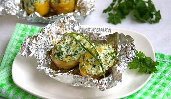 печеный картофель, фаршированный начинкой из рикотты, шпината и зелени