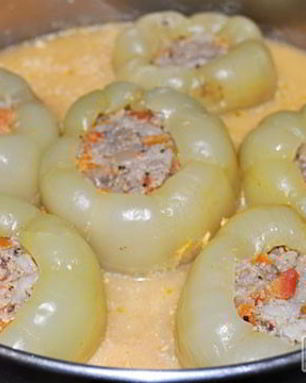 Перцы, фаршированные мясом с овощами