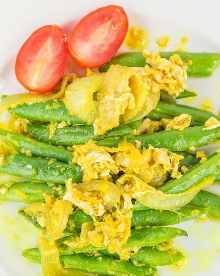 Рецепт стручковой фасоли с яйцом и помидорами