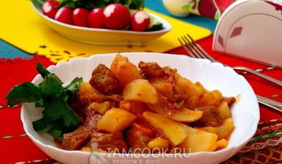 тушеная картошка с говядиной в кастрюле
