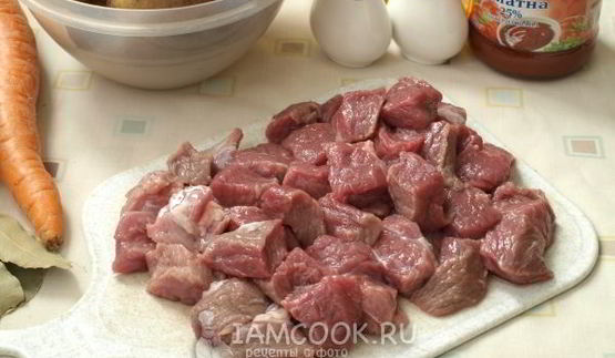 тушеная картошка с говядиной в кастрюле