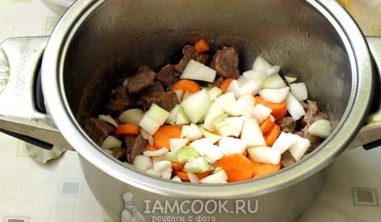 тушеная картошка с говядиной в кастрюле