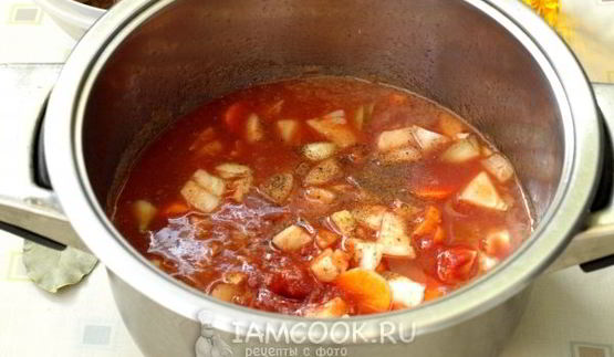 тушеная картошка с говядиной в кастрюле