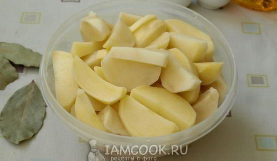 тушеная картошка с говядиной в кастрюле