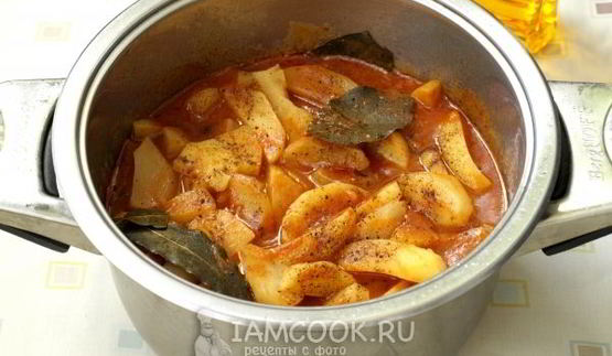 тушеная картошка с говядиной в кастрюле