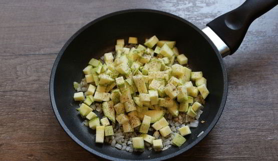 тушеные кабачки с яйцом