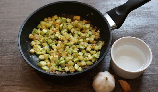 тушеные кабачки с яйцом