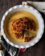 Запеченная целиком цветная капуста в сырно-пивном соусе