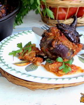 Запеченные фаршированные баклажаны в томатном соусе