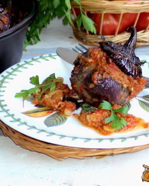 Запеченные фаршированные баклажаны в томатном соусе