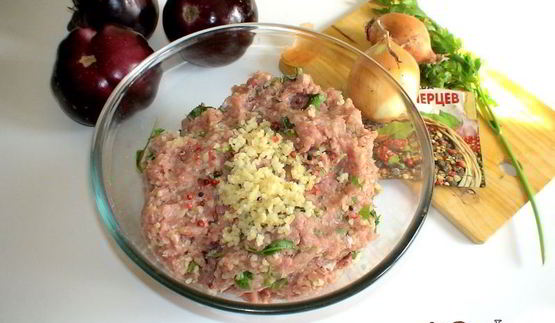 запеченные фаршированные баклажаны в томатном соусе