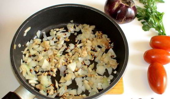 запеченные фаршированные баклажаны в томатном соусе