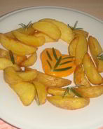 Запеченные картофельные дольки с розмарином и чесноком