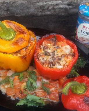 Запеченные перцы с тунцом, рисом и чечевицей