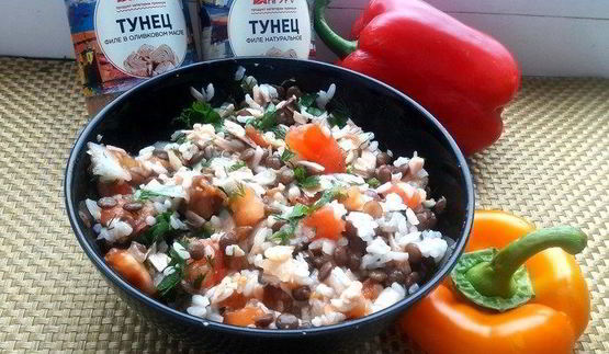 запеченные перцы с тунцом, рисом и чечевицей