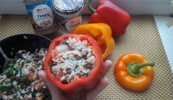 запеченные перцы с тунцом, рисом и чечевицей