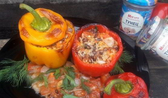 запеченные перцы с тунцом, рисом и чечевицей