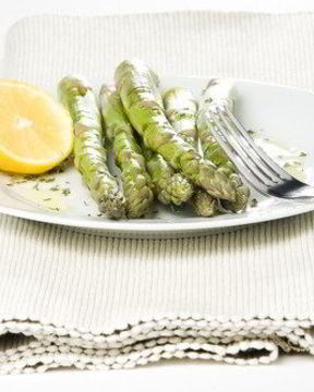 Жареная спаржа с лимонами и орегано