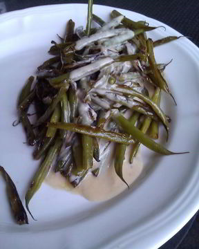 Жареная стручковая фасоль с сырным соусом