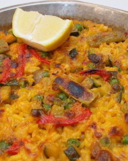 Рецепт овощной паэльи с зеленым горошком и шампиньонами