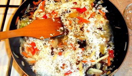 паэлья — быстрый рис с консервированным тунцом