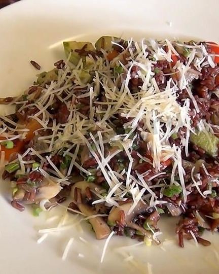 Рецепт паэльи из красного риса с овощами и сыром